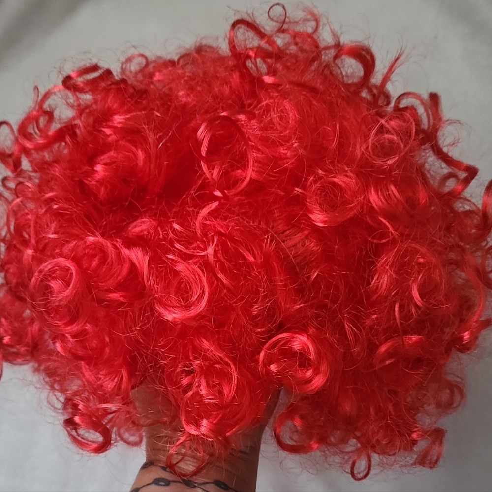Red wig - Picture 2 of 3